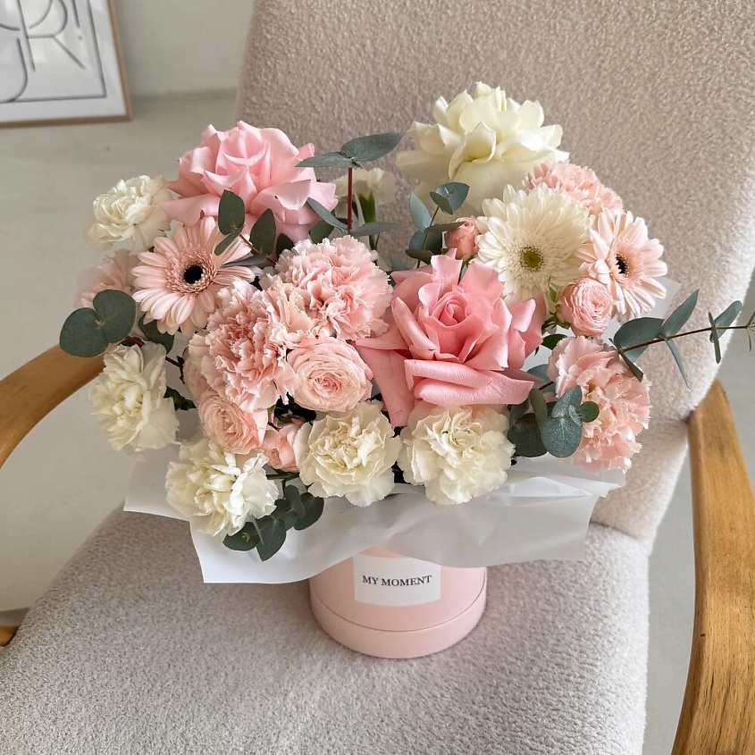Изображение товара МY MOMENT Бело-розовый букет цветов в коробке с розами и эвкалиптом