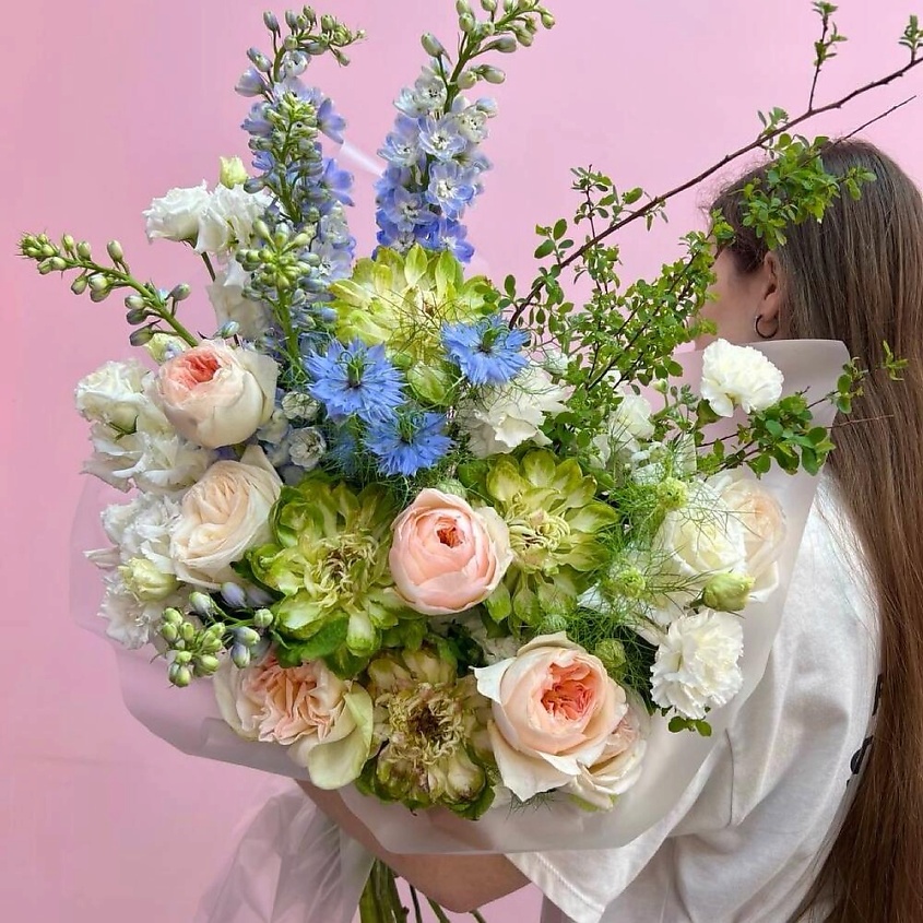 Изображение товара ЗАЦВЕТАЙ. ЦВЕТОЧНЫЙ БУТИК Премиум букет «Лесная нимфа» розы вегги в кружевных цветущих ветках, 1 шт.