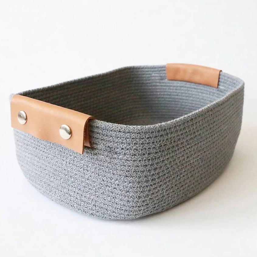 Изображение товара Стильная корзина для хранения из хлопкового шнура с кожаными ручками