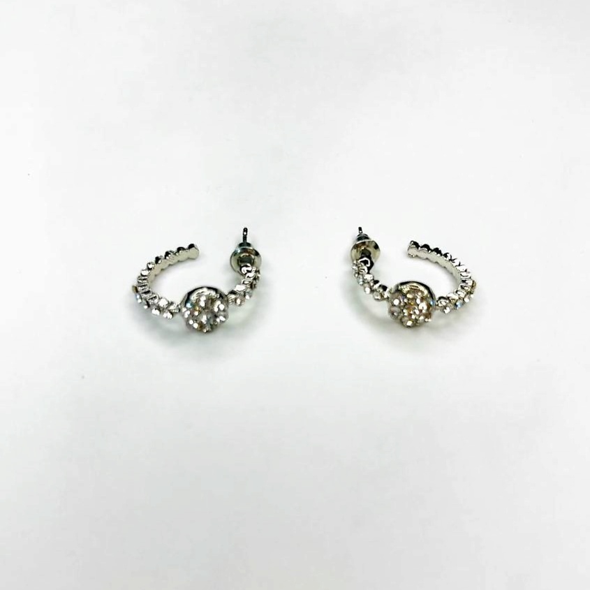 Изображение товара Серьги пусеты GILMEEVA с камнем белого цвета 15х15 мм