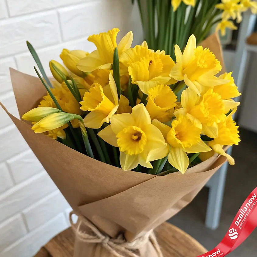 Изображение товара AZALIANOW ЦВЕТЫ. ПОДАРКИ. ДЕКОР Яркий весенний букет из 15 желтых нарциссов в крафте, Букеты и композиции из живых цветов могут на несколько тонов отличаться от изображений. Часть цвета искажается в зависимости от настроек экрана.