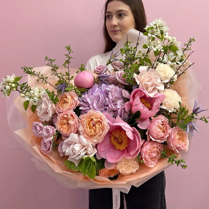 Изображение товара Авторский букет древесных пионов с ветками и розами 1 шт. стильная упаковка