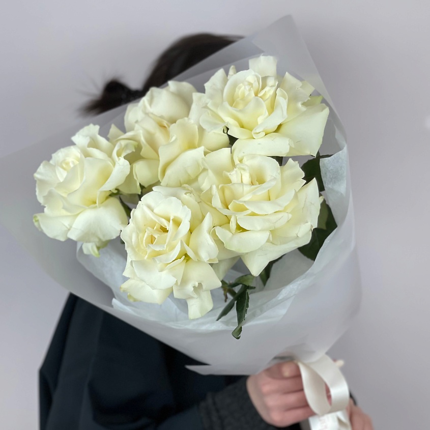 Изображение товара Монобукет из 5 белых французских роз - элегантный подарок и украшение