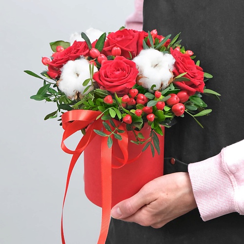 

STUDIO FLORISTIC Композиция из Роз и Гиперикума «Тайная страсть», Композиция из Роз и Гиперикума «Тайная страсть»