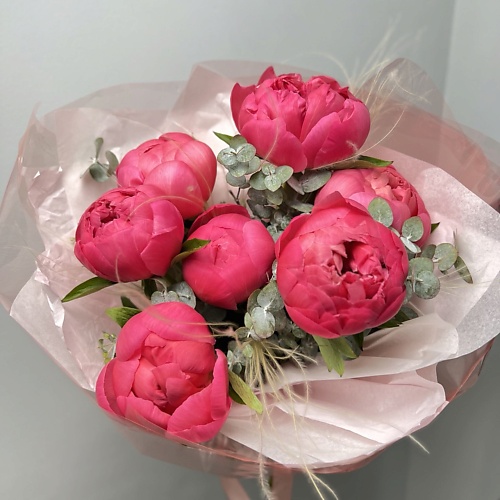 Букет живых цветов FLORES Пионы Корал Шарм в стильном букете