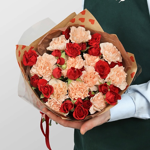 STUDIO FLORISTIC Букет из кустовых Роз и Диантуса «Нежность на двоих»