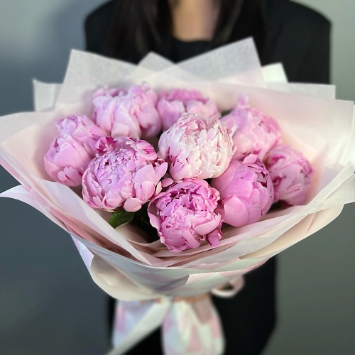 Букет живых цветов FLORES Розовые пионы Сара Бернар в стильном оформлении (9 пионов)