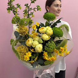 Букет «весна в сердце» с цветущими ветками и нарциссами