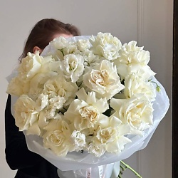 Нежный букет из розы и эустомы