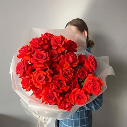 Монобукет из ало-красных вывернутых роз