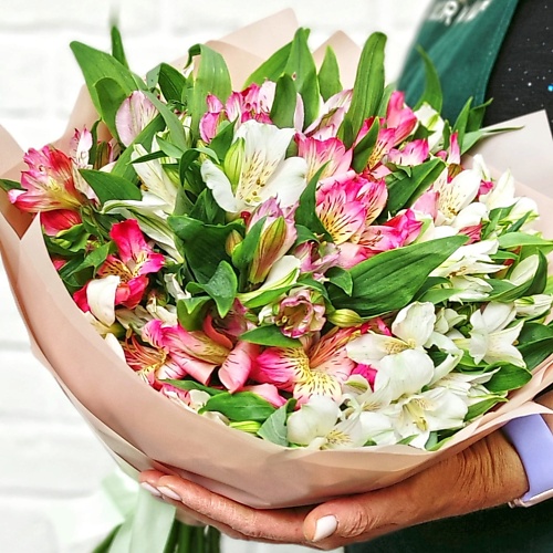 

STUDIO FLORISTIC Букет из розовой и белой Альстромерии «Нежный», Букет из розовой и белой Альстромерии «Нежный»