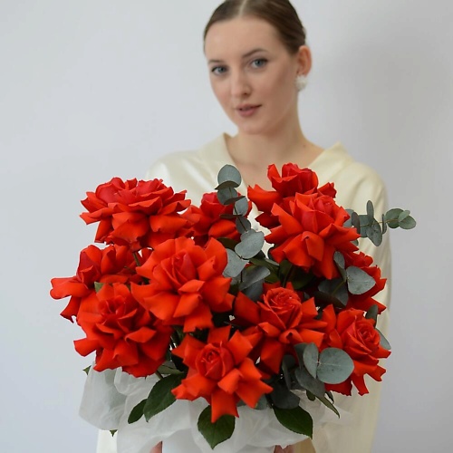 

VLSHBN FLOWERS STATE Авторская композиция из красных роз и эвкалипта, Авторская композиция из красных роз и эвкалипта