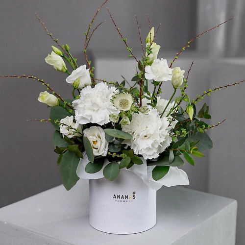 

ANANAS FLOWERS Композиция в коробке с эвкалиптом и диантусами, Композиция в коробке с эвкалиптом и диантусами