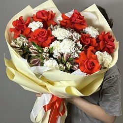 Авторский букет с красными розами, альстромерия, белые гвоздики