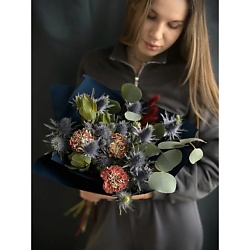 Букет живых цветов с эрингиумом