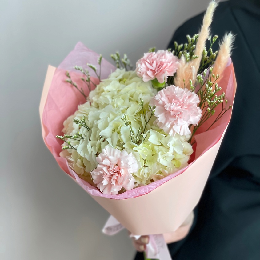 Изображение товара Мини-букет из гортензии и диантусов "Нежный момент" с доставкой