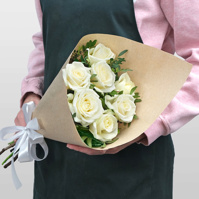 Изображение товара Букет из белых Роз "Феба" 60 см, 7 свежих цветов, стильное оформление