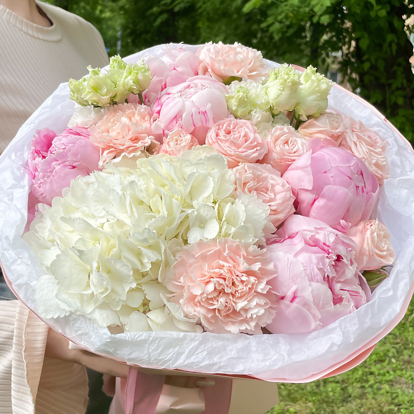 Изображение товара Большой ажурный букет из пионов, гортензии и пионовидных роз
