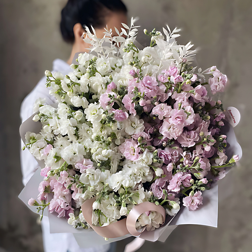 Изображение товара FLOWERNA Микс кустовой маттиолы с рускусом, Букет