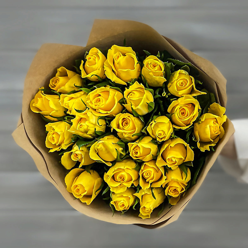 Изображение товара Букет из 31 желтой кенийской розы 40 см в крафте для подарка