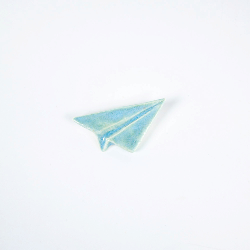 Изображение товара Керамическая брошь Оригами Самолетик Голубой лед Б La Palme