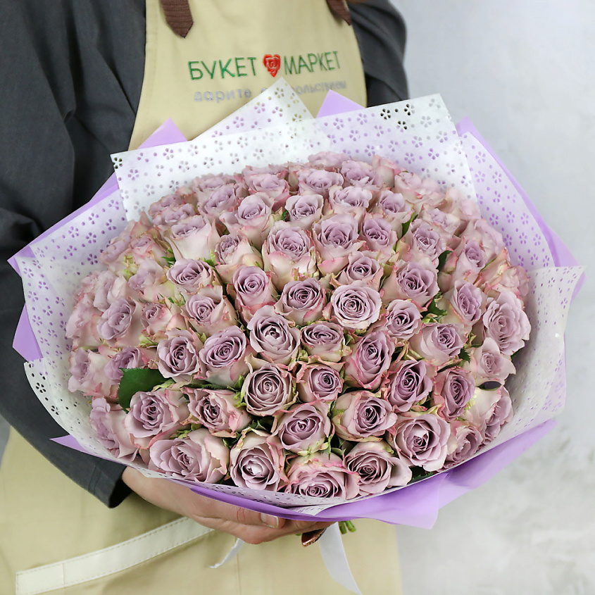 Изображение товара Букет из 75 сиреневых кенийских роз в упаковке 40 см