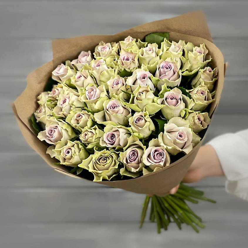 Изображение товара Букет из 33 сиреневых кенийских роз 40 см подарочный цветочный букет