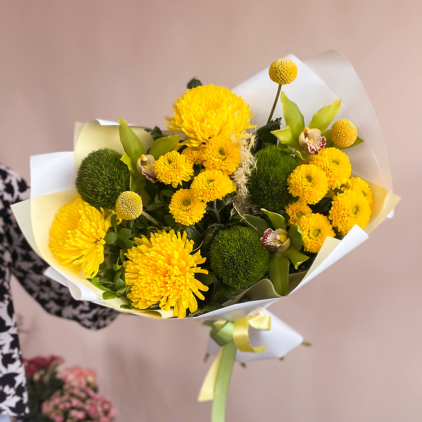 Изображение товара MOJNO FLOWERS Яркий желтый зеленый букет с орхидеями, хризантемами, гвоздиками, 1 шт.