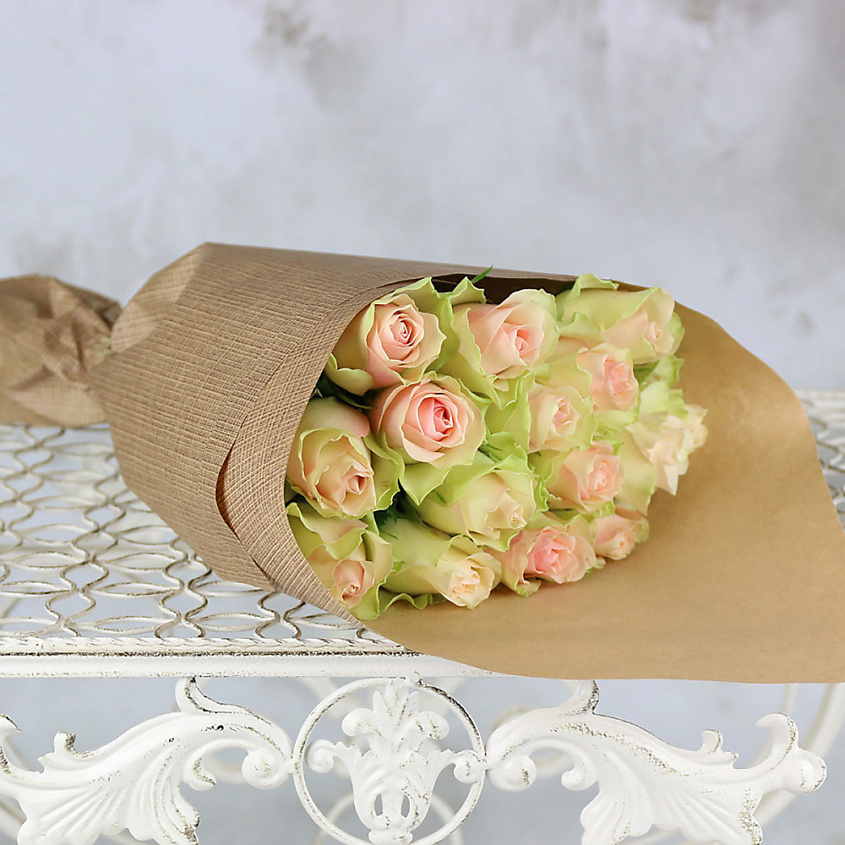 Изображение товара Букет из 11 зелено-розовых кенийских роз 40 см свежие живые цветы