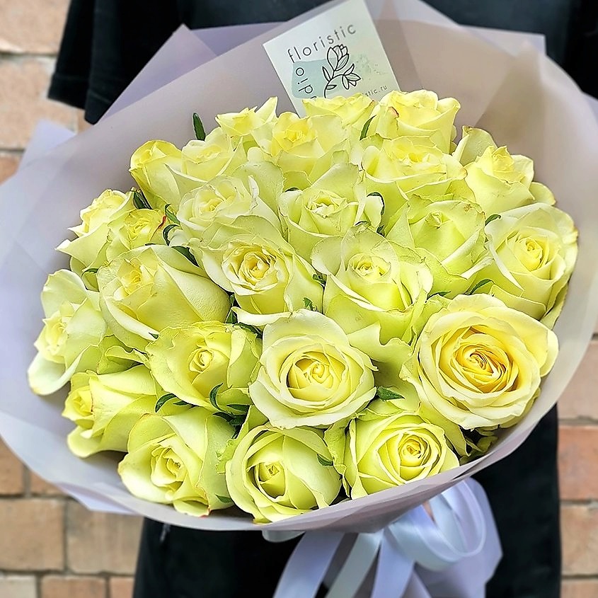 Изображение товара Букет 25 белых роз Кения Чайная роза в атласной упаковке