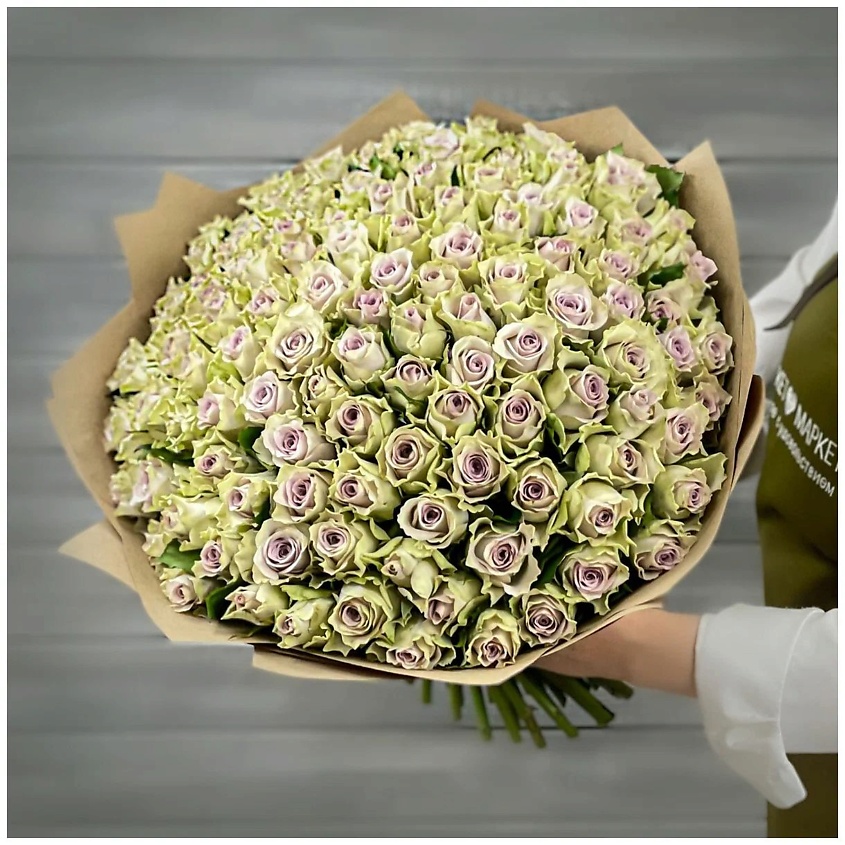 Изображение товара Букет из 101 сиреневой розы в крафте Кения 40 см по цене 7990 рублей