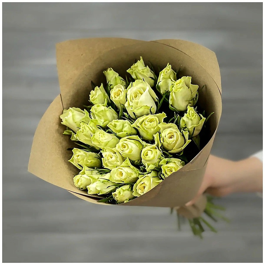 Изображение товара Букет из 21 белой кенийской розы в крафте 40 см - идеальный подарок