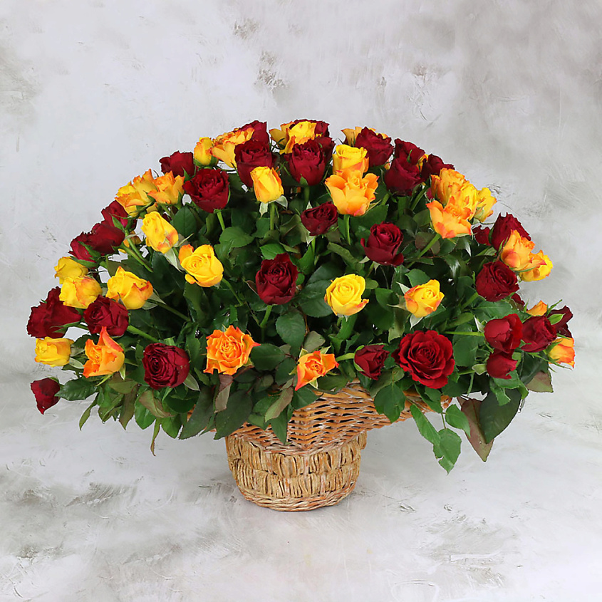 Изображение товара Букет из 101 розы в корзине - желтые и красные цветы