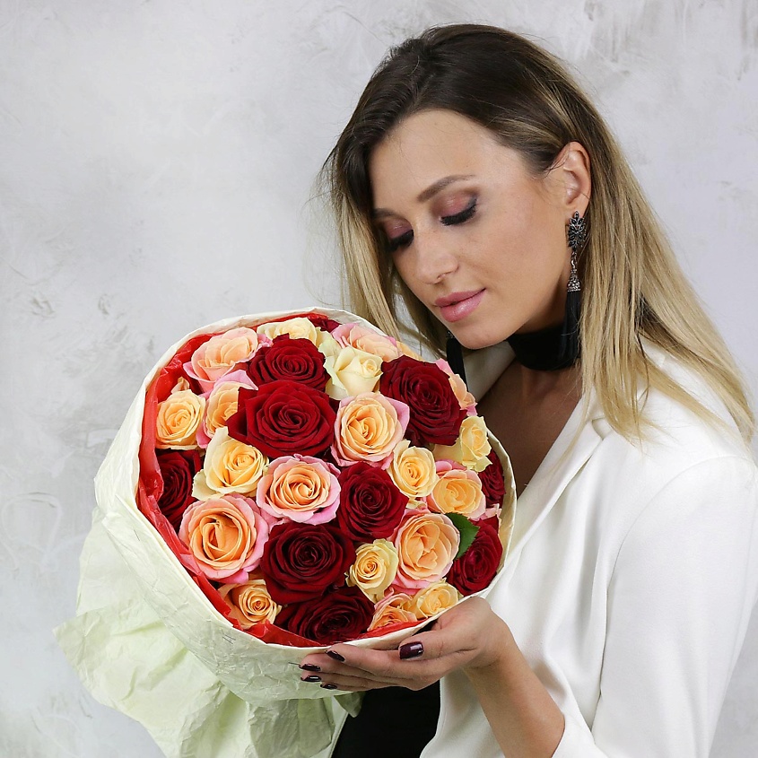 Изображение товара БУКЕТ МАРКЕТ ДАРИТЕ С УДОВОЛЬСТВИЕМ Букет из 31 красных и коралловых роз, 1шт.