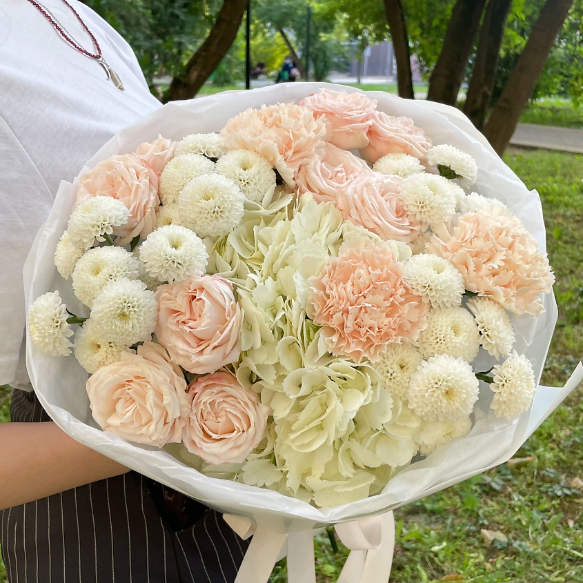 Изображение товара ELEVEN FLOWERS Воздушный букет с гортензией, хризантемой и пионовидными розами, 1 шт.