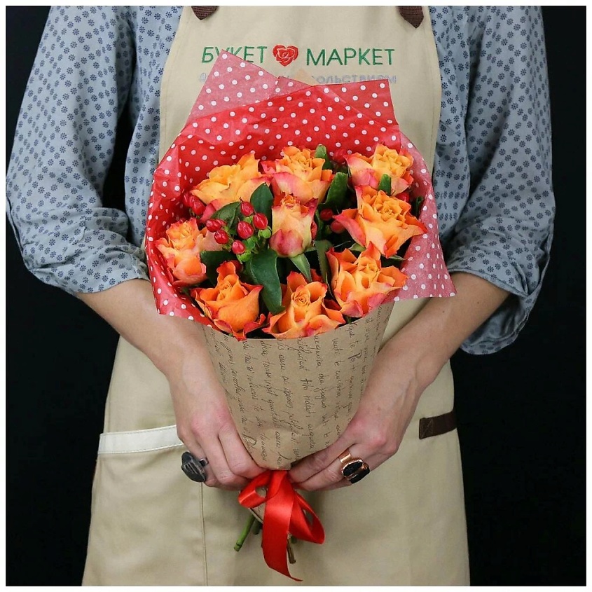 Изображение товара Букет с розами и гиперикумом от Букет Маркет