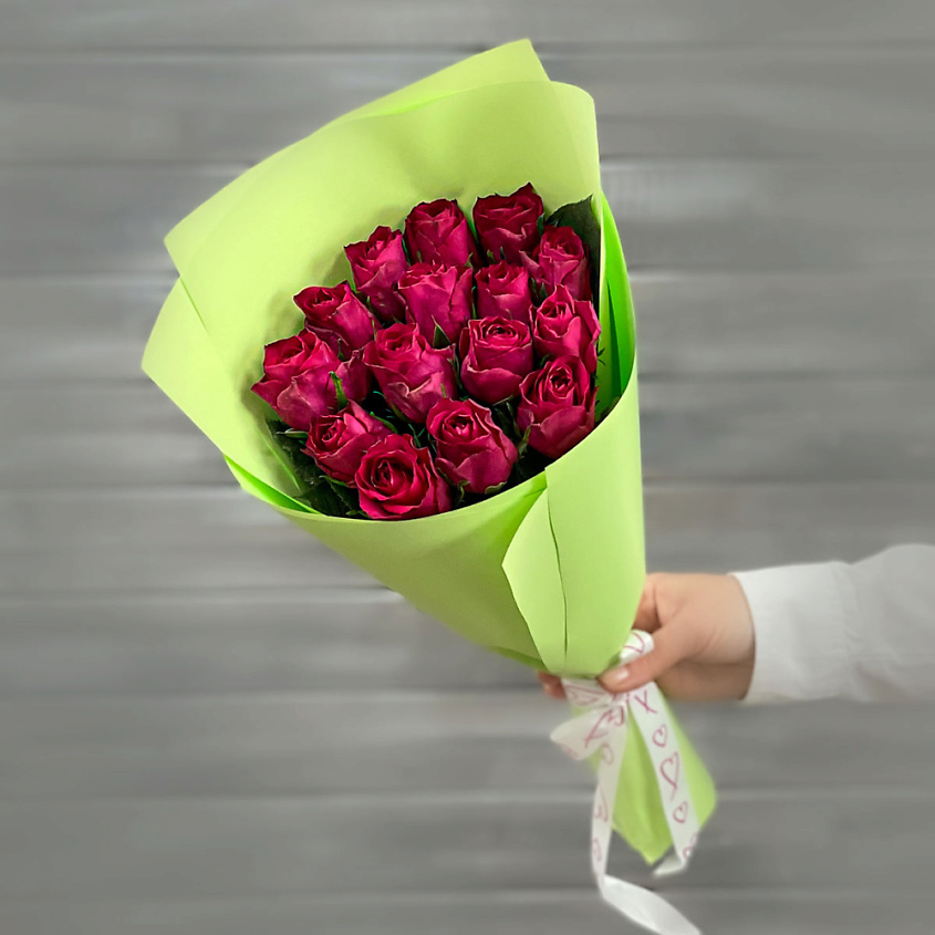 Изображение товара БУКЕТ МАРКЕТ ДАРИТЕ С УДОВОЛЬСТВИЕМ Букет из 15 малиновых роз в упаковке Кения 40 см, 1шт.