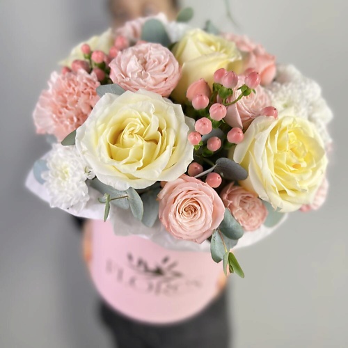Букет живых цветов FLORES Сливочные пионовидные розы с диантусами и ягодами в стильной коробочке
