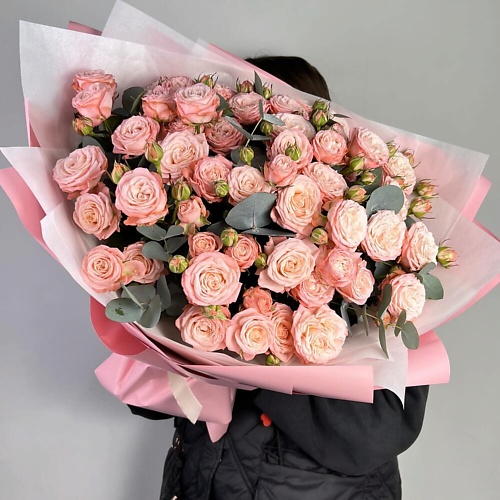 Букет живых цветов FLORES Шикарные пионовидные кустовые розы с эвкалиптом в пышном букете (9 шт)