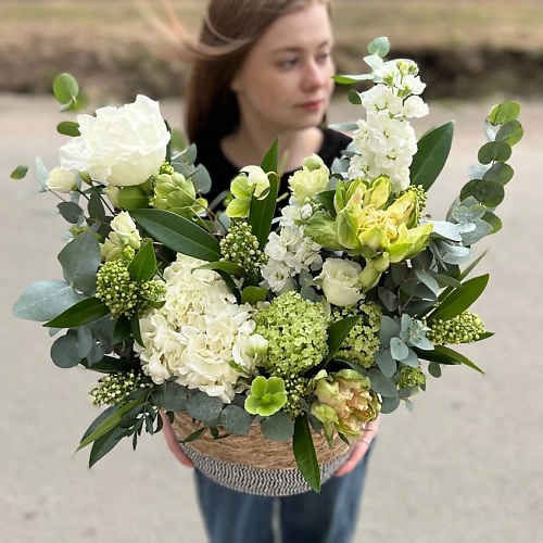 

LE BOUQUET Букет из необычных роз гортензии и хелеборуса, Букет из необычных роз гортензии и хелеборуса