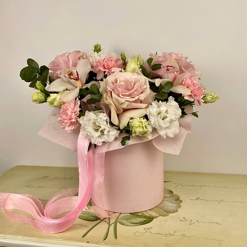 

ЦВЕТОЧНЫЙ САЛОН ШИФОН Композиция "В шляпной коробке", розы, орхидеи, эустомы, диантусов, Композиция "В шляпной коробке", розы, орхидеи, эустомы, диантусов