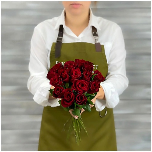 БУКЕТ МАРКЕТ ДАРИТЕ С УДОВОЛЬСТВИЕМ Букет из 13 красных роз с лентой Кения 40 см.