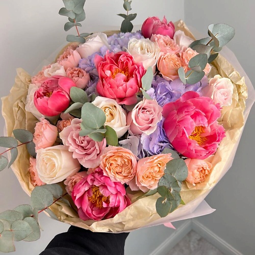 Букет живых цветов FLORES Яркий букет с лавандовой гортензией, пионами Корал и персиковыми пионовидными розами