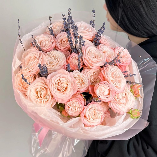 Букет живых цветов FLORES Розовые пионовидные кустовые розы с ароматной лавандой