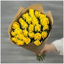 Букет из 25 желтых роз в крафте Кения 40 см