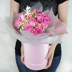 Композиция из роз и гортензий в шляпной коробке