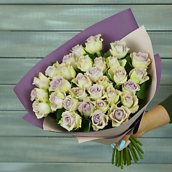 31 сиреневая роза в упаковке Кения 40 см
