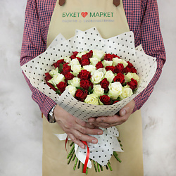Букет из 65 разноцветных роз Кения 40 см