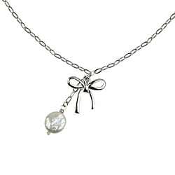 Колье с жемчугом и бантом