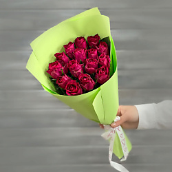 Букет из 15 малиновых роз в упаковке Кения 40 см